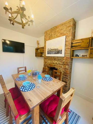 Lovely Seaside Town House With Private Parking