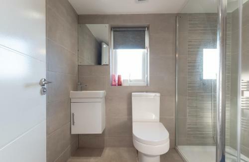 6 Bedroom House - Perfect For Professional Stays