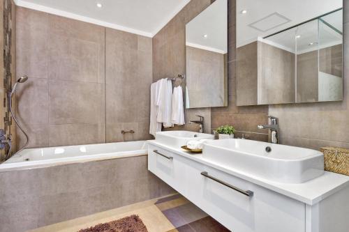 Sandton Apartment 15 West Road South