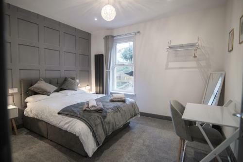Cheerful 6 Bed With Hot Tub @ The Grey Elegance