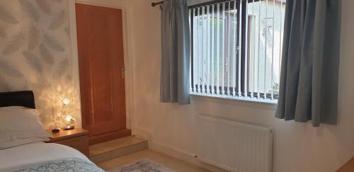 Birchgrove Holiday Apartment--- Free Wifi--