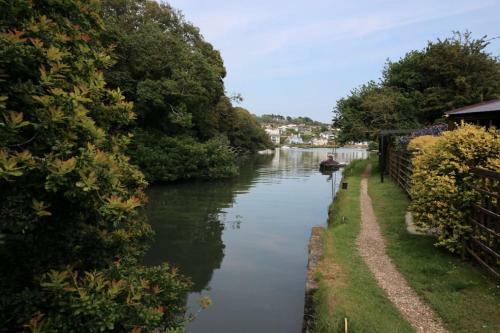 Fresh Modern Two Bedroom Apartment In Kingsbridge.