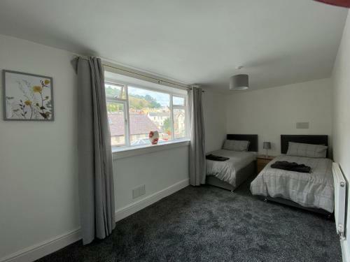 Spacious First Floor 3 Bed Mostyn Street Apartment
