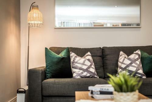 Charming 2 Bedroom In Central Lpl - Parking Included!