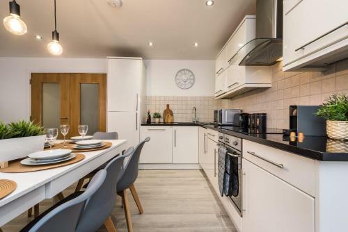 Charming 2 Bedroom In Central Lpl - Parking Included!