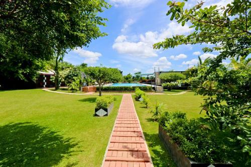 Eco Hotel Black & White - Anuradhapura