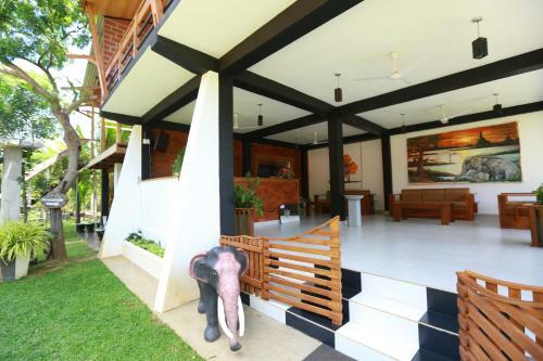 Eco Hotel Black & White - Anuradhapura