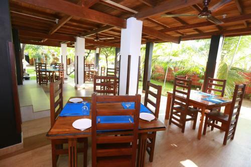 Eco Hotel Black & White - Anuradhapura