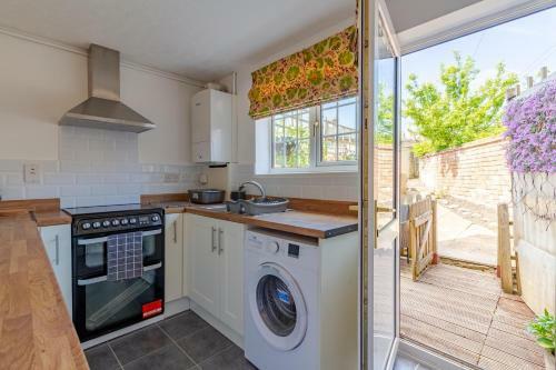Family Friendly Cottage With Bunk Beds And Courtyard