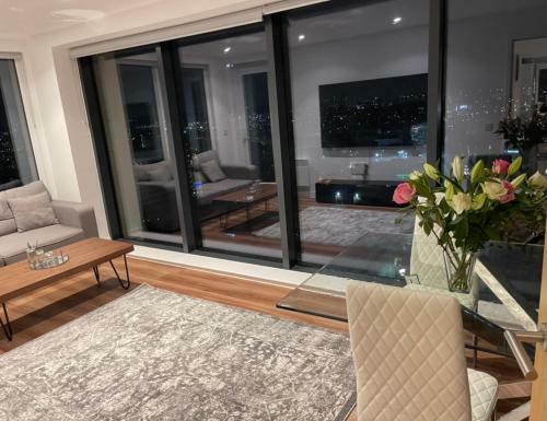 Luxury Apartment Manchester With Balcony Views