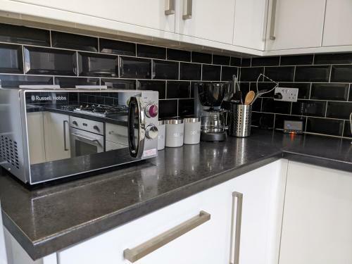 Entire 3 Bed Home Sleeps 6, Wifi, 2 Parking Spaces