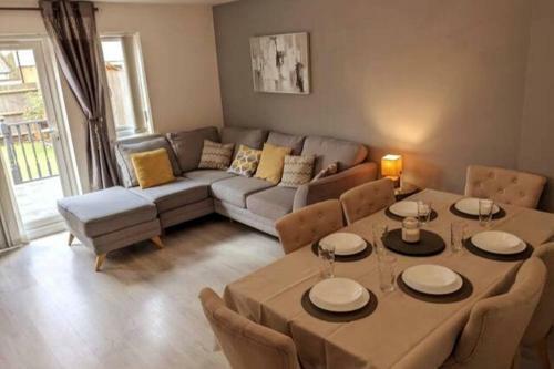 Entire 3 Bed Home Sleeps 6, Wifi, 2 Parking Spaces