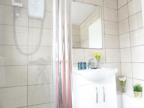 Tudors E Suites 3 Bedroom House With Garden