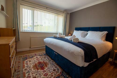 Spacious Home - Sea & Steam Train Views + Garden