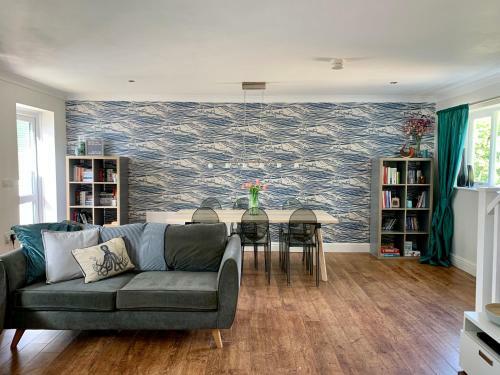 Modern Beach House 3 Bed, 3 Bath - Balcony Sea View