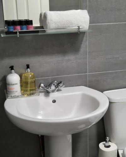 Stylish Modern 2 Bedroom Apartment With Parking