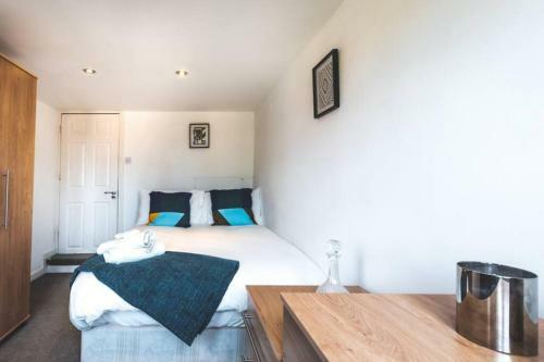 Entire Townhouse W/ 6 Spacious Bedrooms