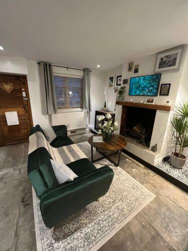 Character Cottage With Hot Tub - New