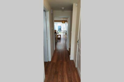 Modern 5 Bed, Sleeps 9, Free Parking, Walk To Town