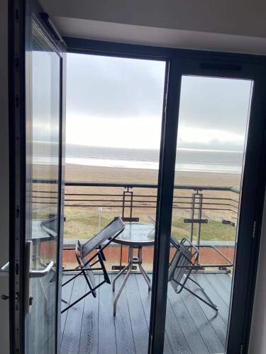 Apartamento Beach Front With Stunning Sea View Holiday Home