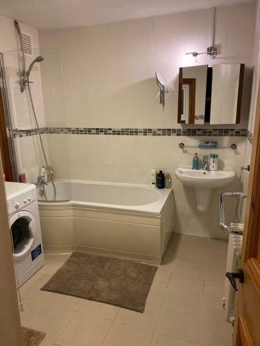 Lovely Spacious 1 Bedroom Apartment With Garden