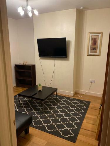 Lovely Spacious 1 Bedroom Apartment With Garden