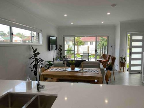 Paradise Palm Retreat - Lake Illawarra