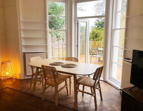 Beautiful Victorian Seaside Apartment With Gardens