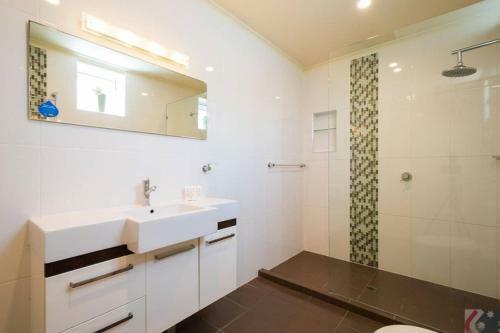 Gorgeous 4 Bed Beachside Apartment - Diamond Beach Resort
