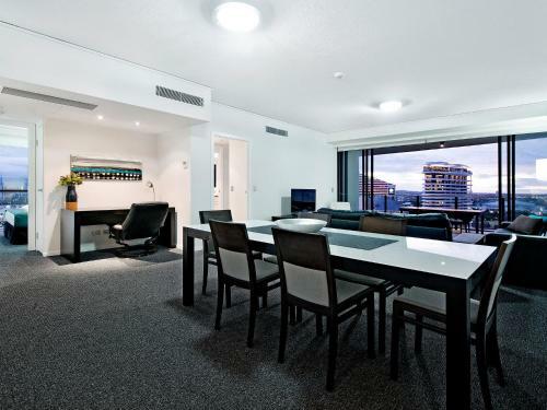 Large Modern 3 Bedroom Apartment With City Views