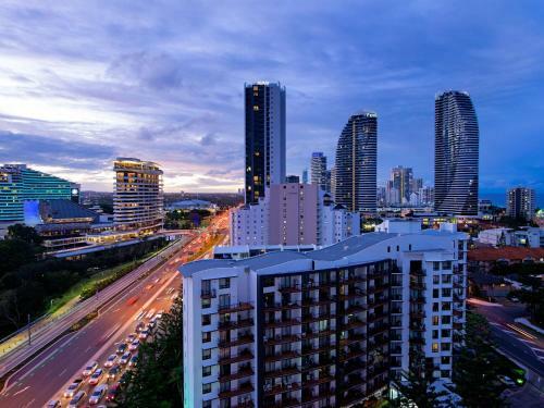 Large Modern 3 Bedroom Apartment With City Views