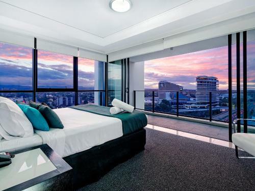 Large Modern 3 Bedroom Apartment With City Views