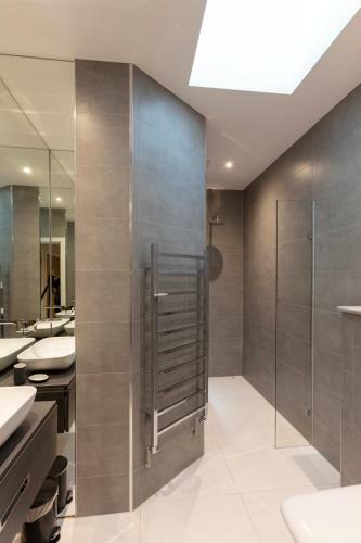 Stunning Central Windsor Town House With Parking
