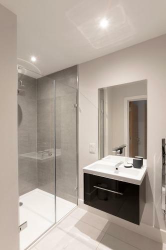 Stunning Central Windsor Town House With Parking