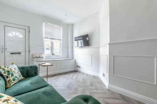 Charming Cottage In Windsor - Walk To Castle &shops!