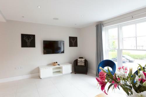Immaculate Central Windsor Town House With Parking