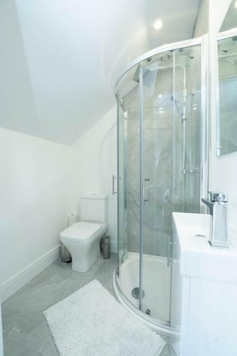 Entire Modern Home With Private Parking For 6/8 Persons