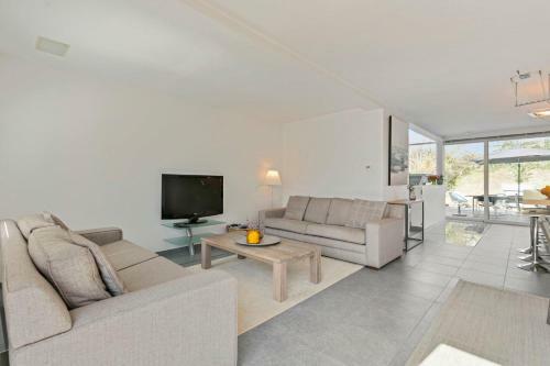 Modern Architectural House 5 Min From Beach With Great Private Garden