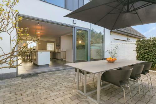 Modern Architectural House 5 Min From Beach With Great Private Garden