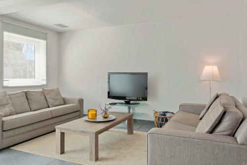 Modern Architectural House 5 Min From Beach With Great Private Garden