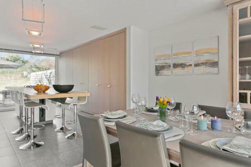 Modern Architectural House 5 Min From Beach With Great Private Garden