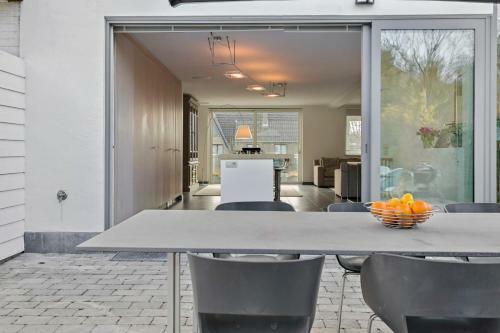 Modern Architectural House 5 Min From Beach With Great Private Garden