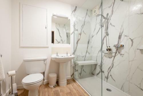 Green Tiles - Large 5 Bedroom Property