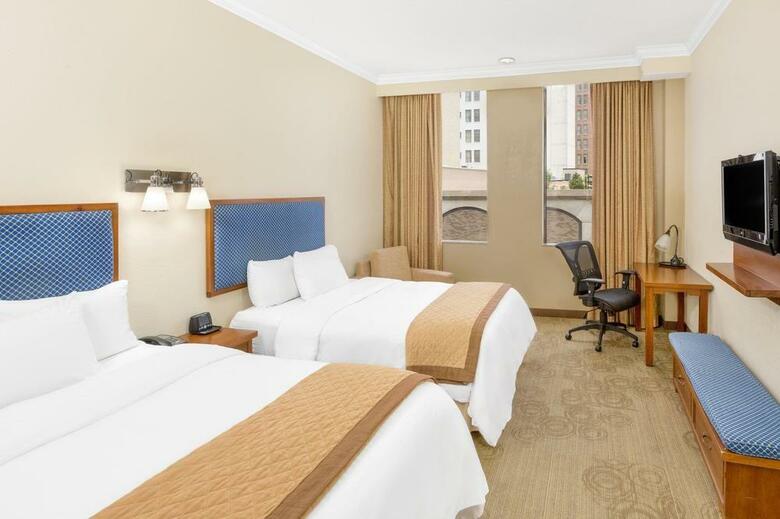 Hotel Wyndham Garden Baronne Plaza