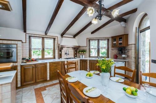 Holiday Home Villa Lavarino Royal