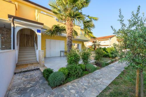 Hostal Manfroi House With Apartments