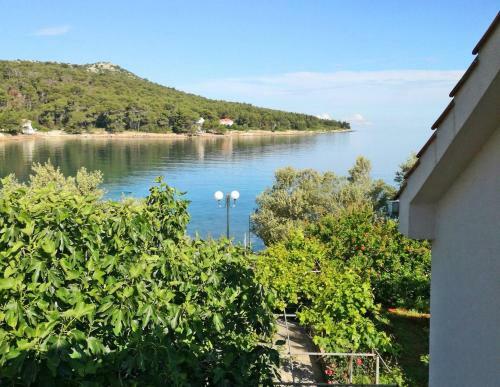 All New Seafront Apartment Yvonne, Sleeps 5