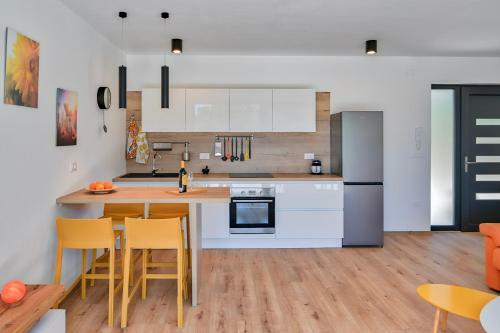 Villa Solis-modern Villa For A Romantic Retreat, Heated Pool