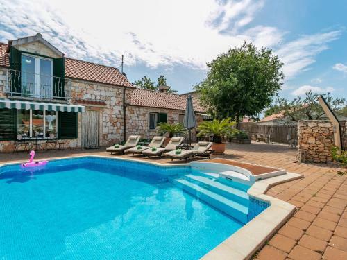 Chic Holiday Home In Marina With Private Swimming Pool
