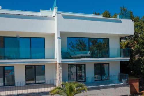 Villa Holiday Home The Boat With Rooftop Pool